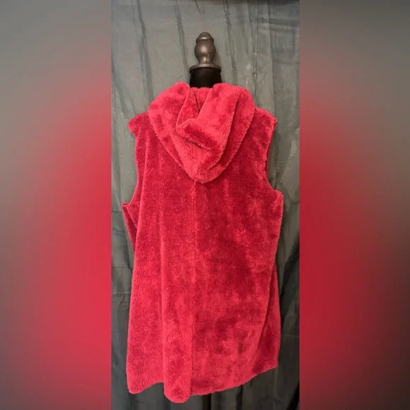 Zenana Outfitters Burgundy Fuzzy Vest - Picture 3 of 6